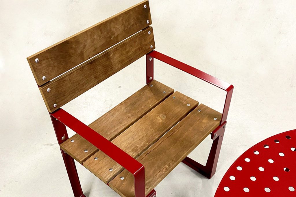 stil stol i tre med rødt metall og bord i fargen rød