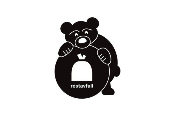 svart etikett med bjørn for restavfall. produktbilde