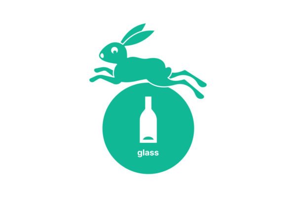 blågrønn etikett med hare for glassemballasje. produktbilde