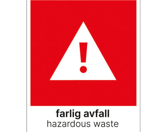 Etikett for sortering av farlig avfall på norsk og engelsk. 15x18 cm rød og hvit. Produktbilde.